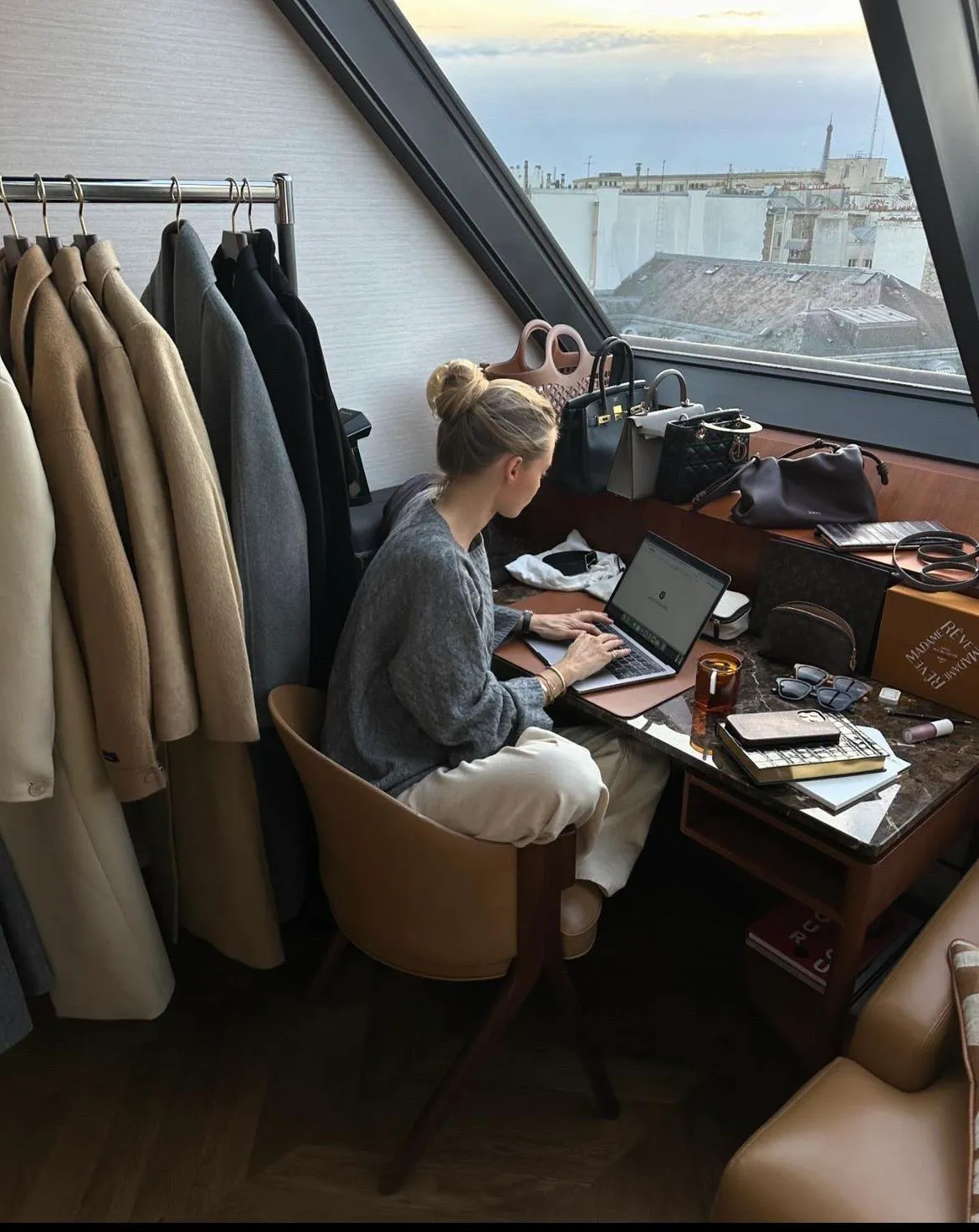 Karty tarota na stole biznesowym