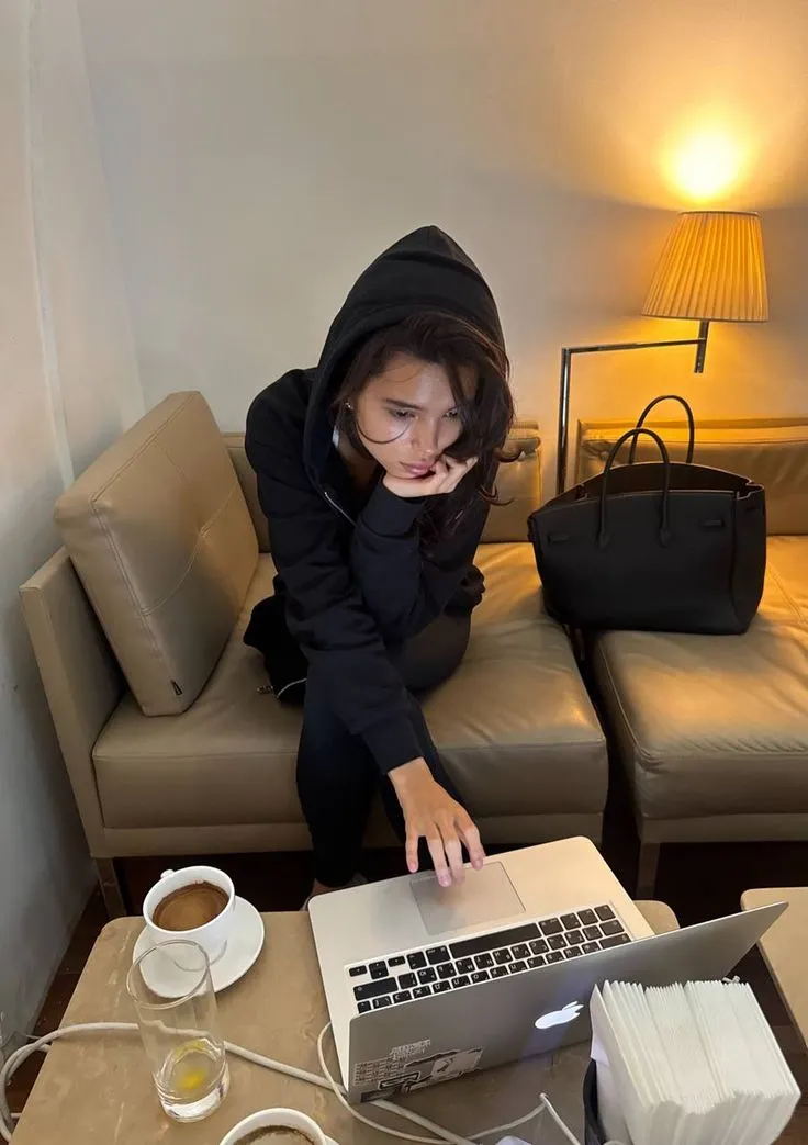 Telefon odłożony obok kart tarota